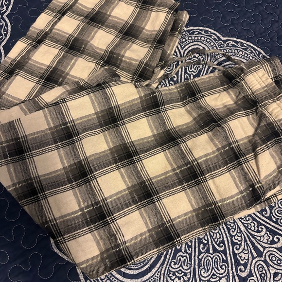 GAP Black and Cream Plaid pajama Pants - Picture 5 of 16